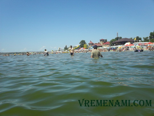 два искателя с металлоискателями в море