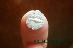 маленькая серебряная монетка с копьем