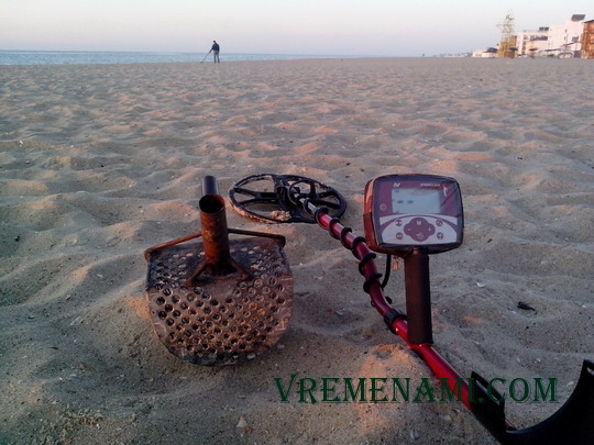 утро на пляже с металлодетектором