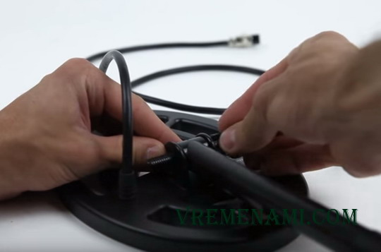 крепление катушки на нижнюю штангу металлоискателя