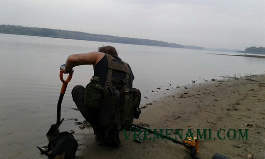 коп с металлоискателем