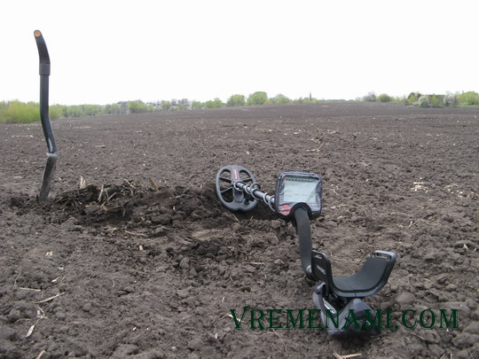поле с распаханными валами