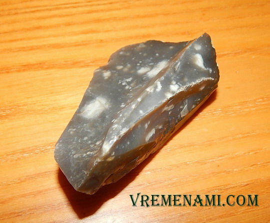 камень с местом отщепы